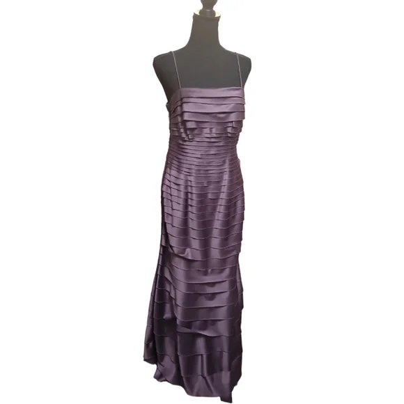 green emerald velvet dress JS Collections Two-Tone Lace Embroidery Cocktail Dress Black/ Vanilla